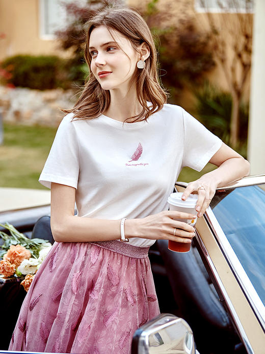 欧芮儿针织绣花T恤女2021春夏新款重工羽毛时髦气质减龄白色上衣 商品图2