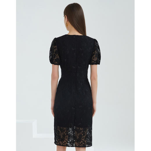 EITIE爱特爱夏季新款精致优雅蕾丝V领灯笼袖修身显瘦连衣裙女B2107704 商品图4