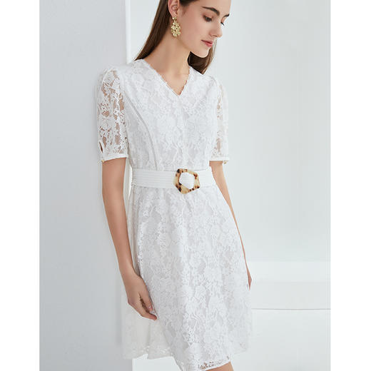 EITIE爱特爱夏季新款简约优雅镂空蕾丝V领气质收腰显瘦连衣裙B2107706 商品图3