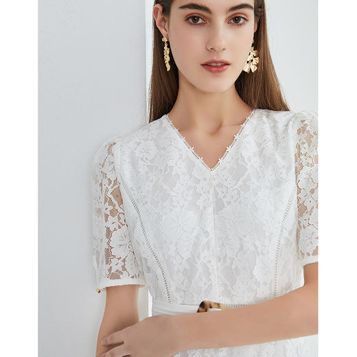 EITIE爱特爱夏季新款简约优雅镂空蕾丝V领气质收腰显瘦连衣裙B2107706 商品图5