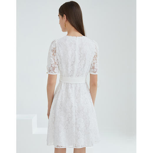 EITIE爱特爱夏季新款简约优雅镂空蕾丝V领气质收腰显瘦连衣裙B2107706 商品图4