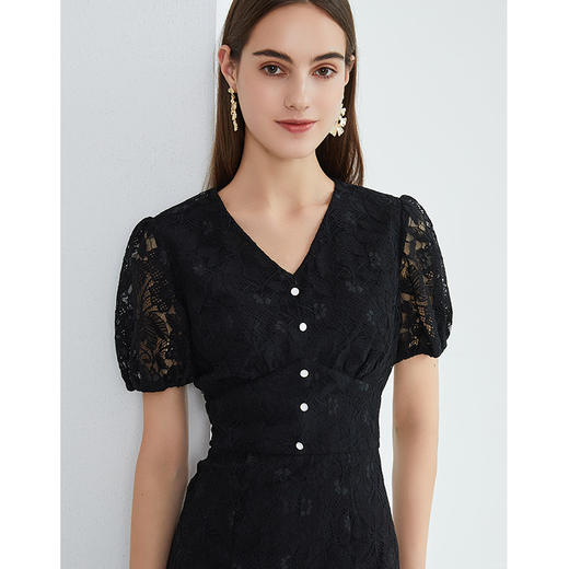 EITIE爱特爱夏季新款精致优雅蕾丝V领灯笼袖修身显瘦连衣裙女B2107704 商品图3