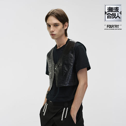【刘雨昕同款】Unawares x FOURTRY潮流合伙人联名鳄鱼纹PU皮马甲 商品图0