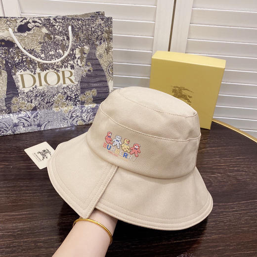 【巴宝莉】2021新款小熊不规则简约风渔夫帽 商品图3