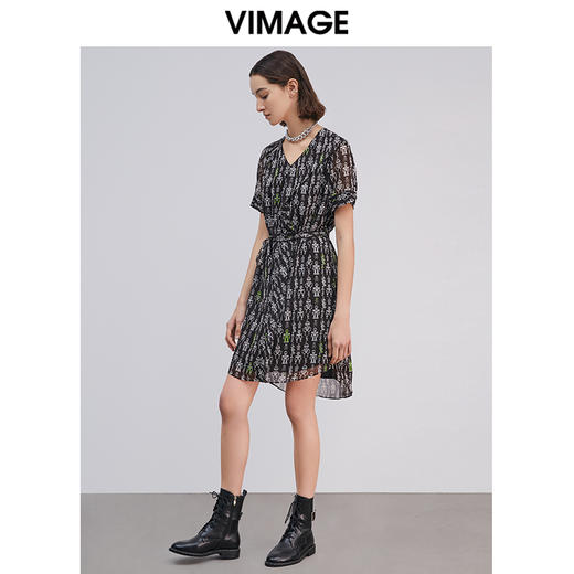 VIMAGE纬漫纪V领几何印花过膝收腰百搭连衣裙VB2107110 商品图0