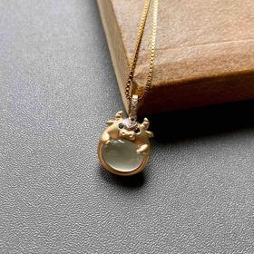 高冰种翡翠蛋面抱抱牛吊坠18k黄金钻石黑玛瑙镶嵌