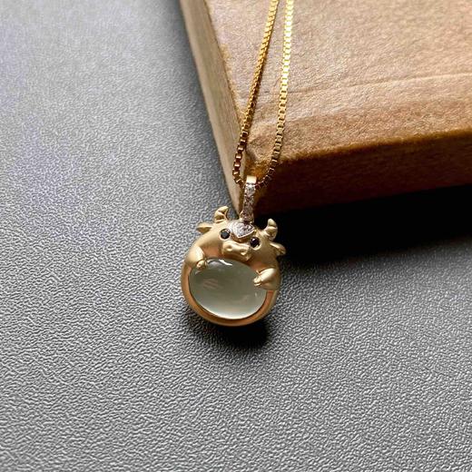 高冰种翡翠蛋面抱抱牛吊坠18k黄金钻石黑玛瑙镶嵌 商品图0