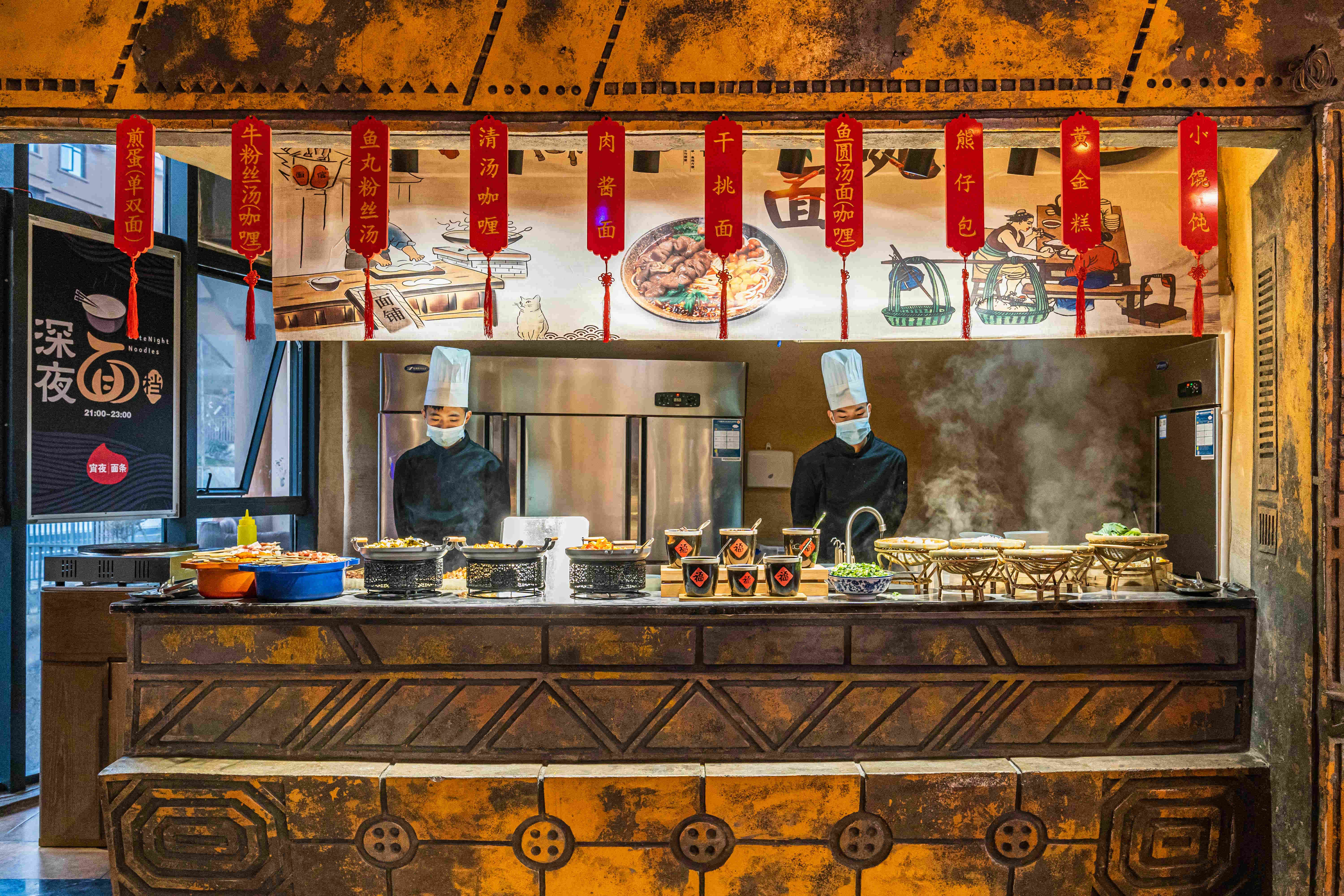 多档口,还有当地时令美食, 中式,西式满足不同口味, 还有果汁,咖啡