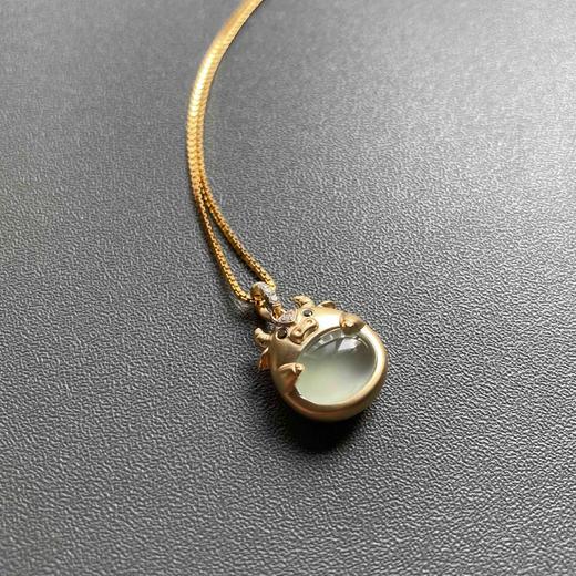 高冰种翡翠蛋面抱抱牛吊坠18k黄金钻石黑玛瑙镶嵌 商品图3