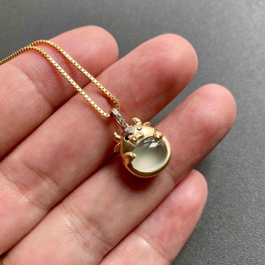 高冰种翡翠蛋面抱抱牛吊坠18k黄金钻石黑玛瑙镶嵌 商品图6