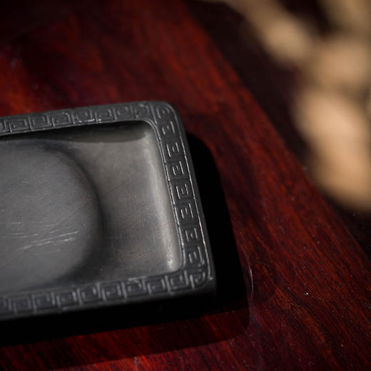 清早期 王岫君治砚凡民款诗文长方回纹敞池端砚 商品图3