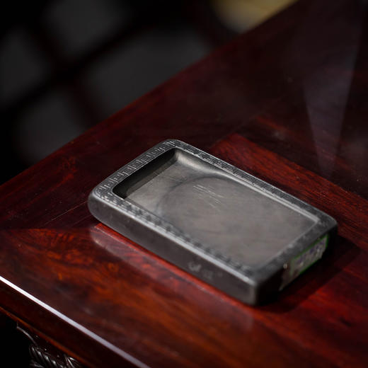 清早期 王岫君治砚凡民款诗文长方回纹敞池端砚 商品图2