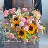 【踏山河】小花向日葵5 粉色翠菊1 粉色小雏菊1  粉色多头康2 粉色水仙百合1 银叶菊3 粉色勿忘我3 随机送细叶尤加利1  （王嘻嘻设计） 商品缩略图0