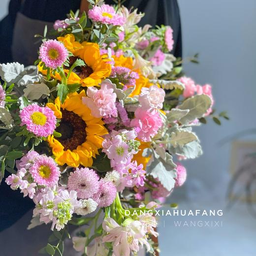 【踏山河】小花向日葵5 粉色翠菊1 粉色小雏菊1  粉色多头康2 粉色水仙百合1 银叶菊3 粉色勿忘我3 随机送细叶尤加利1  （王嘻嘻设计） 商品图1
