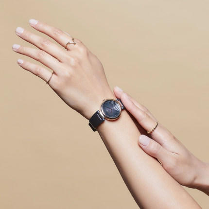 西铁城官方正品白色缎绣皮花纹表盘光电能时尚休闲女表EM0853-14H 商品图5