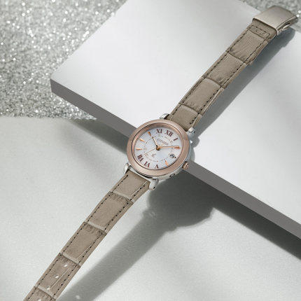 西铁城日本正品舒博钛™间樱花粉色小牛皮表带光动能万年历多局电波对时女表 ES9445-06A 商品图6