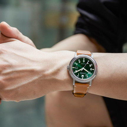 西铁城（CITIZEN）不锈钢小牛皮表带光动能男士时尚商务手表AW1620-21E 商品图3