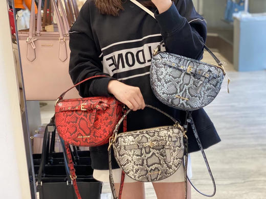 MK最新款emilia蛇皮半月马鞍包 商品图2
