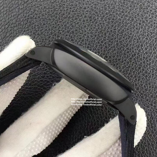 新品Pam1176实拍！
1 .“黑化的Pam441”，全陶瓷表壳，防划痕，不褪色，不会旧；2.让人惊艳的蓝色橡胶表冠，独特的视觉冲击，悦己悦人 商品图9
