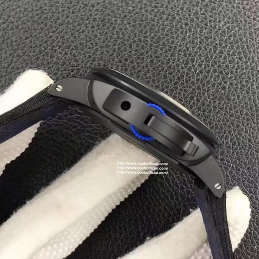 新品Pam1176实拍！
1 .“黑化的Pam441”，全陶瓷表壳，防划痕，不褪色，不会旧；2.让人惊艳的蓝色橡胶表冠，独特的视觉冲击，悦己悦人 商品图12
