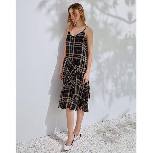 EITIE爱特爱春季新款显瘦V领洋气格纹荷叶边裙摆吊带连衣裙6107843 商品图3