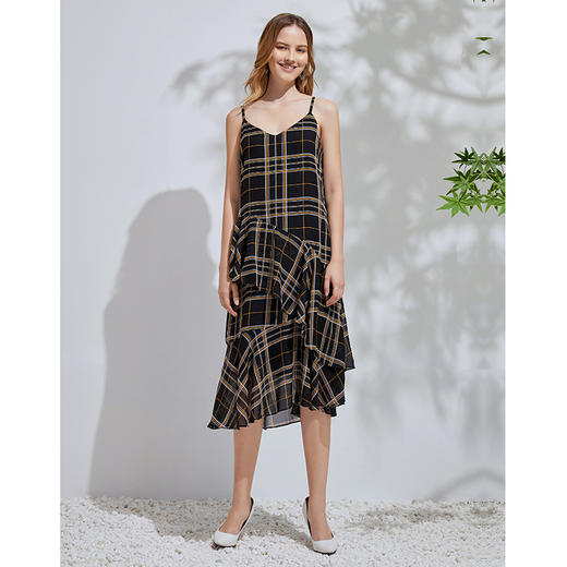 EITIE爱特爱春季新款显瘦V领洋气格纹荷叶边裙摆吊带连衣裙6107843 商品图1