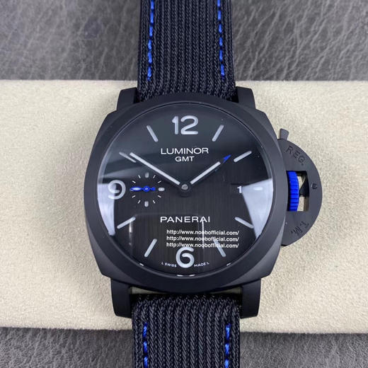 新品Pam1176实拍！
1 .“黑化的Pam441”，全陶瓷表壳，防划痕，不褪色，不会旧；2.让人惊艳的蓝色橡胶表冠，独特的视觉冲击，悦己悦人 商品图0