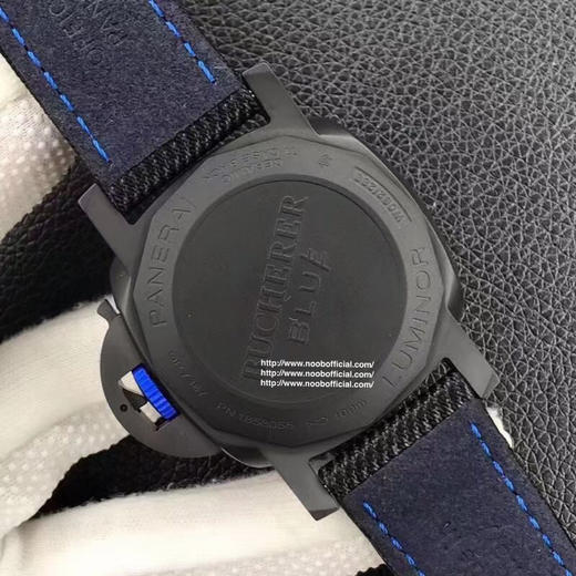新品Pam1176实拍！
1 .“黑化的Pam441”，全陶瓷表壳，防划痕，不褪色，不会旧；2.让人惊艳的蓝色橡胶表冠，独特的视觉冲击，悦己悦人 商品图10