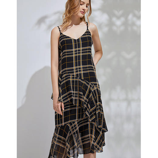 EITIE爱特爱春季新款显瘦V领洋气格纹荷叶边裙摆吊带连衣裙6107843 商品图2