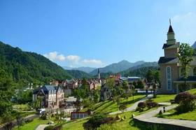 【拼包车出行 | 自由安排 】白鹿音乐小镇区直通车 | 不用去遥远的法国，让我们相约东方普罗旺斯