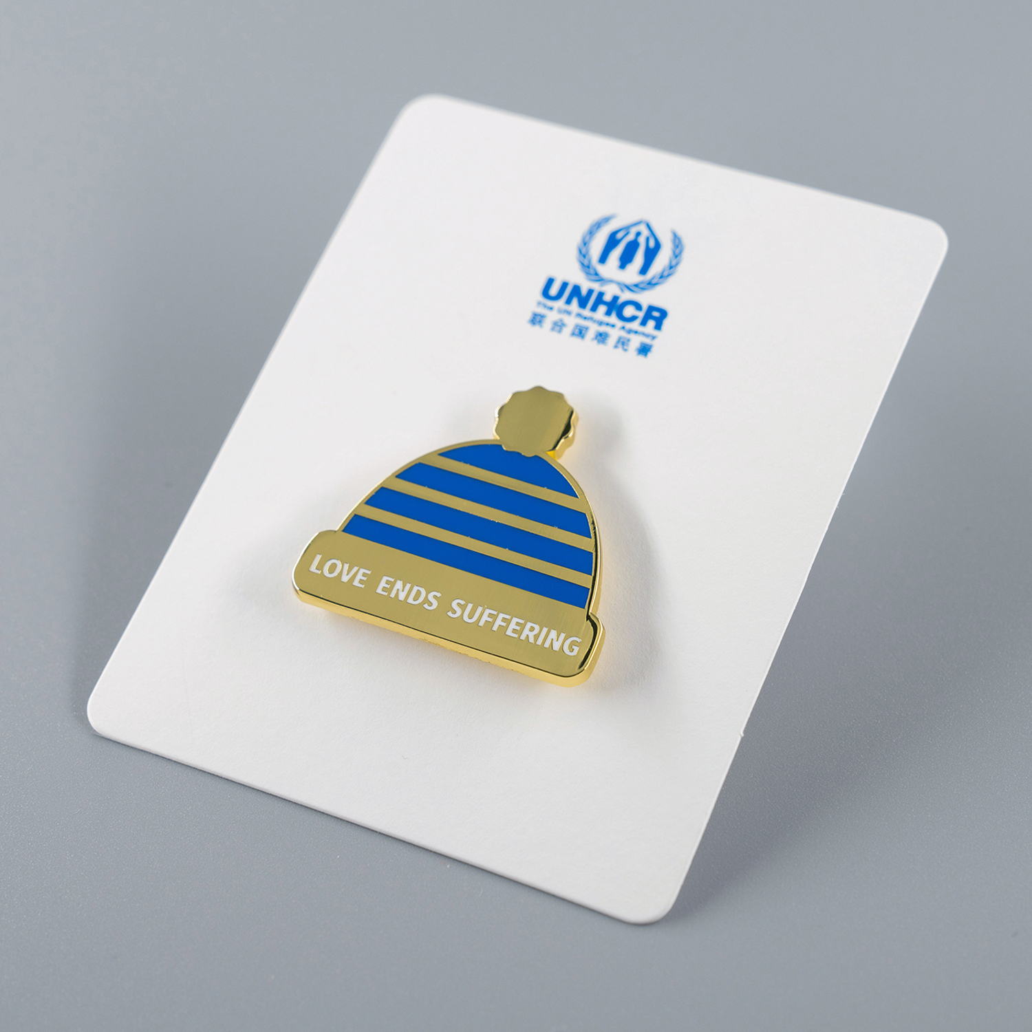 一份心意：温暖毛线帽胸针