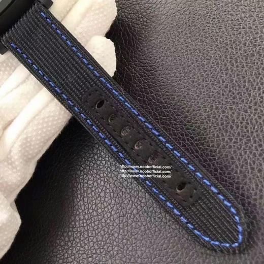 新品Pam1176实拍！
1 .“黑化的Pam441”，全陶瓷表壳，防划痕，不褪色，不会旧；2.让人惊艳的蓝色橡胶表冠，独特的视觉冲击，悦己悦人 商品图8