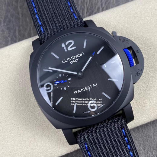 新品Pam1176实拍！
1 .“黑化的Pam441”，全陶瓷表壳，防划痕，不褪色，不会旧；2.让人惊艳的蓝色橡胶表冠，独特的视觉冲击，悦己悦人 商品图6