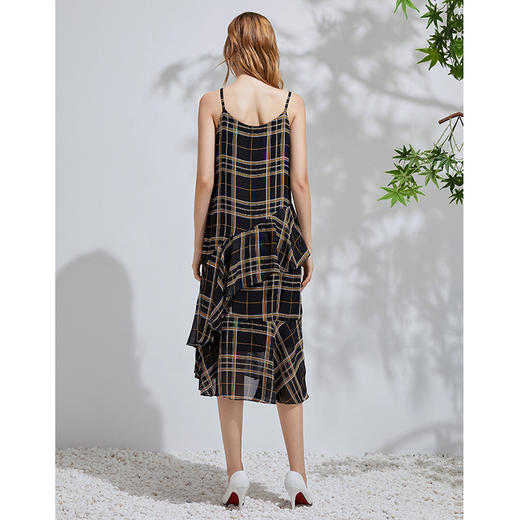 EITIE爱特爱春季新款显瘦V领洋气格纹荷叶边裙摆吊带连衣裙6107843 商品图4