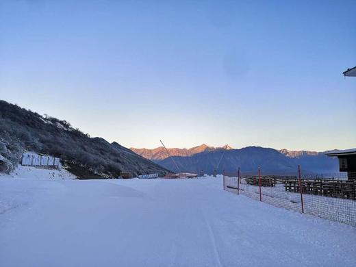 【拼包车出行 | 自由安排  | 太子岭滑雪场直通车 】|享受专业滑雪赛道，小众滑雪场任你肆意玩耍 商品图2