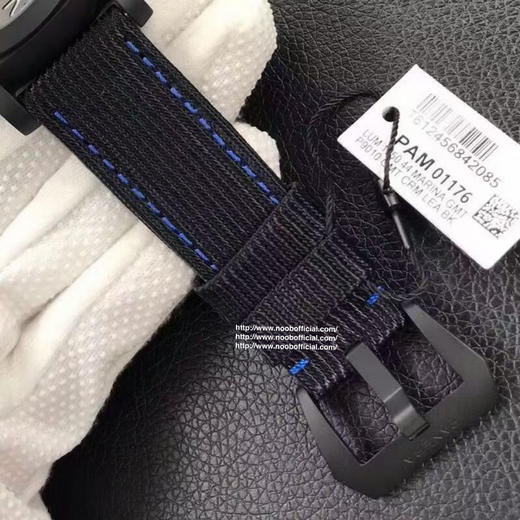 新品Pam1176实拍！
1 .“黑化的Pam441”，全陶瓷表壳，防划痕，不褪色，不会旧；2.让人惊艳的蓝色橡胶表冠，独特的视觉冲击，悦己悦人 商品图7