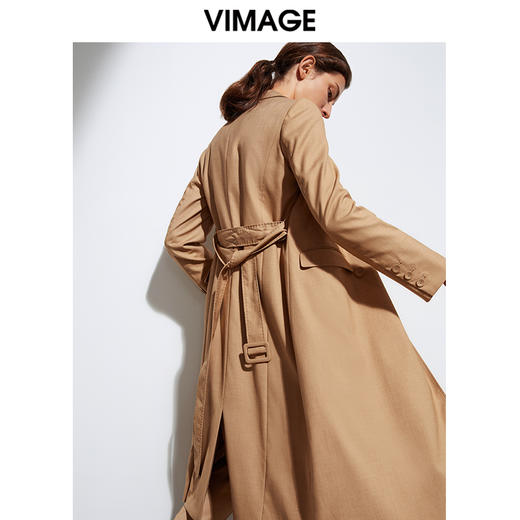 VIMAGE纬漫纪春季新款大气复古翻领显瘦收腰长款风衣外套女VA2104117 商品图3