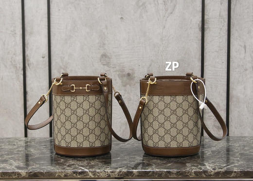 𝟭 𝟵 𝟱 𝟱马衔扣系列水桶包（原厂皮） 商品图1