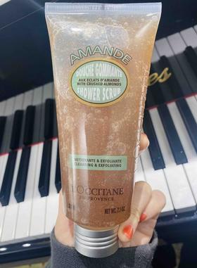 欧舒丹扁桃紧致磨砂沐浴啫喱200ml💛这是一款完美将磨砂加沐浴合二为一的磨砂啫喱