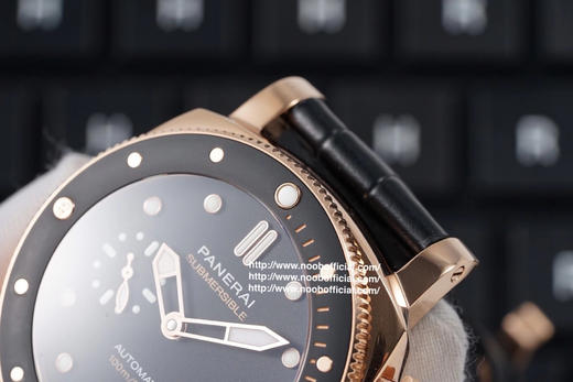 VS沛na海 红金PAM974，42mm，皮表带，透底，自动机械机芯，男士腕表。 商品图14