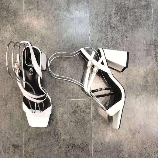 LFGJ 8505设计师款双带蛇纹皮中粗跟女凉鞋 商品图3