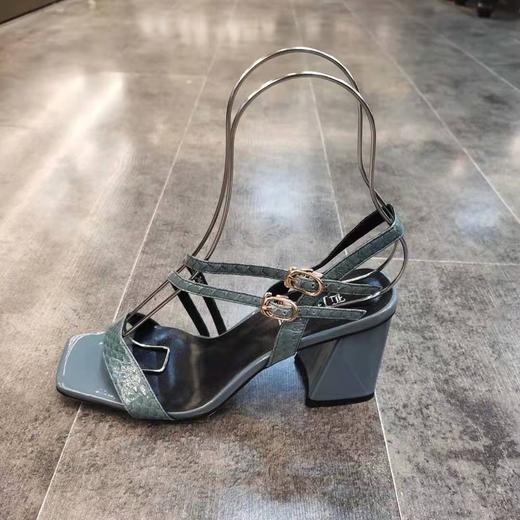LFGJ 8505设计师款双带蛇纹皮中粗跟女凉鞋 商品图7