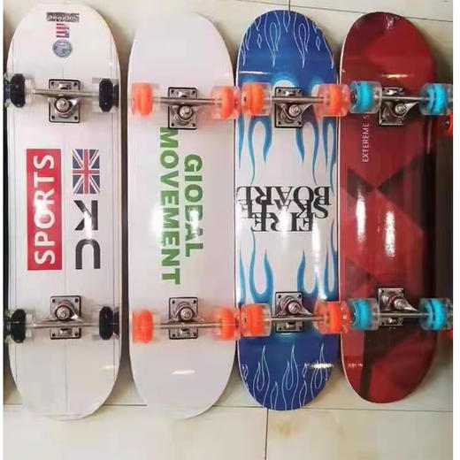 【69元/个】中号带灯滑板（1403238） 商品图0