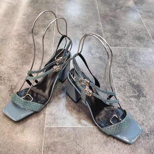 LFGJ 8505设计师款双带蛇纹皮中粗跟女凉鞋 商品图8