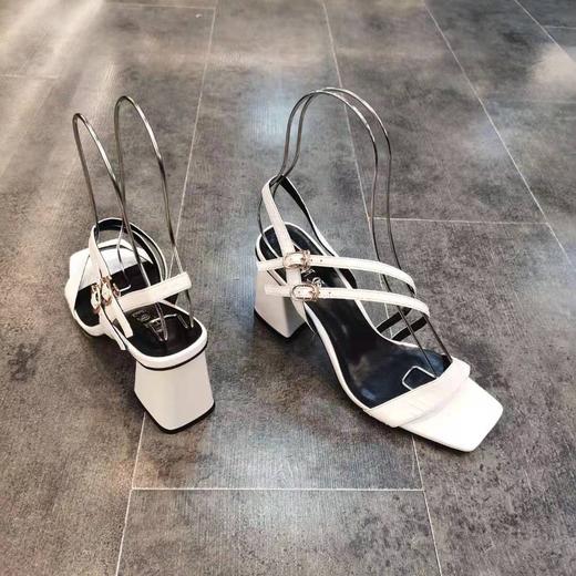 LFGJ 8505设计师款双带蛇纹皮中粗跟女凉鞋 商品图2