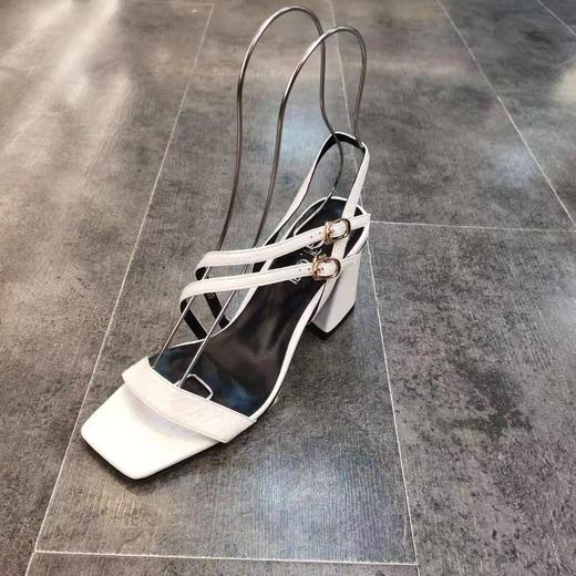 LFGJ 8505设计师款双带蛇纹皮中粗跟女凉鞋 商品图0