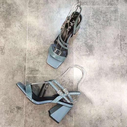 LFGJ 8505设计师款双带蛇纹皮中粗跟女凉鞋 商品图11
