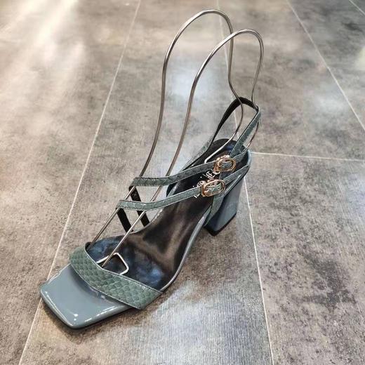 LFGJ 8505设计师款双带蛇纹皮中粗跟女凉鞋 商品图6