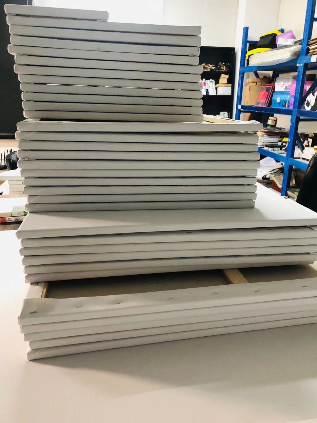 特价油画框---有轻微瑕疵  尺寸有稍微不准（手工测量尺寸误差1-3CM）满30元发货，介意勿拍。建议大的画框2个起拍