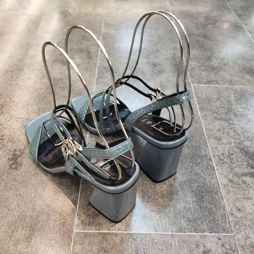 LFGJ 8505设计师款双带蛇纹皮中粗跟女凉鞋 商品图9